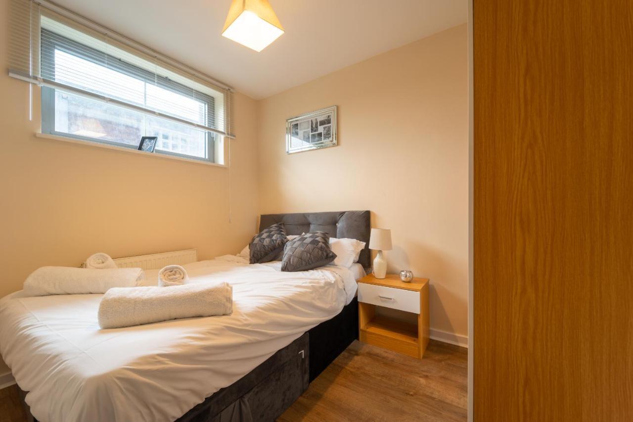 Luxury 2 Bed Apartment - Near Heathrow, Legoland, Windsor Slough Exterior photo