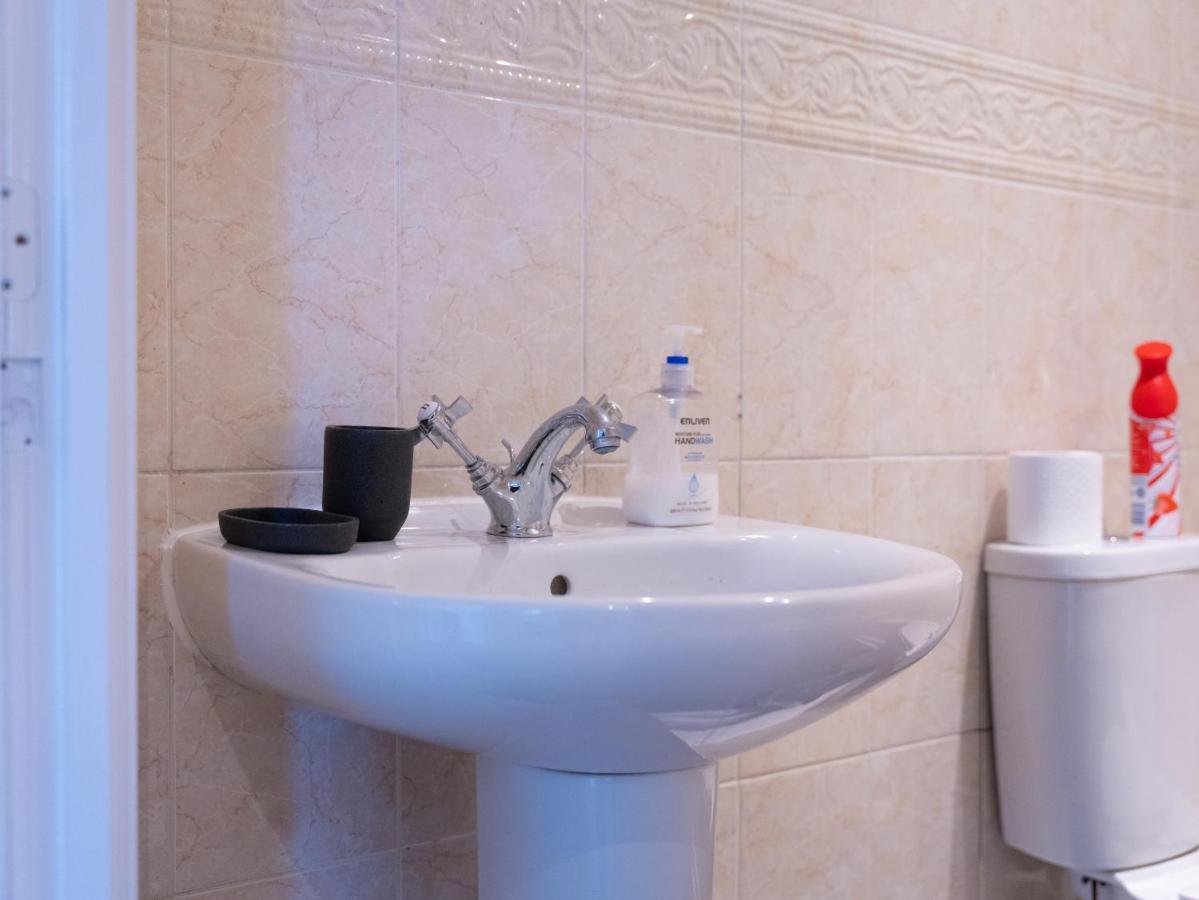 Luxury 2 Bed Apartment - Near Heathrow, Legoland, Windsor Slough Exterior photo