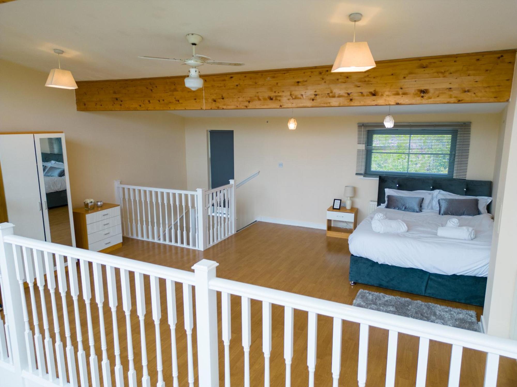 Luxury 2 Bed Apartment - Near Heathrow, Legoland, Windsor Slough Exterior photo