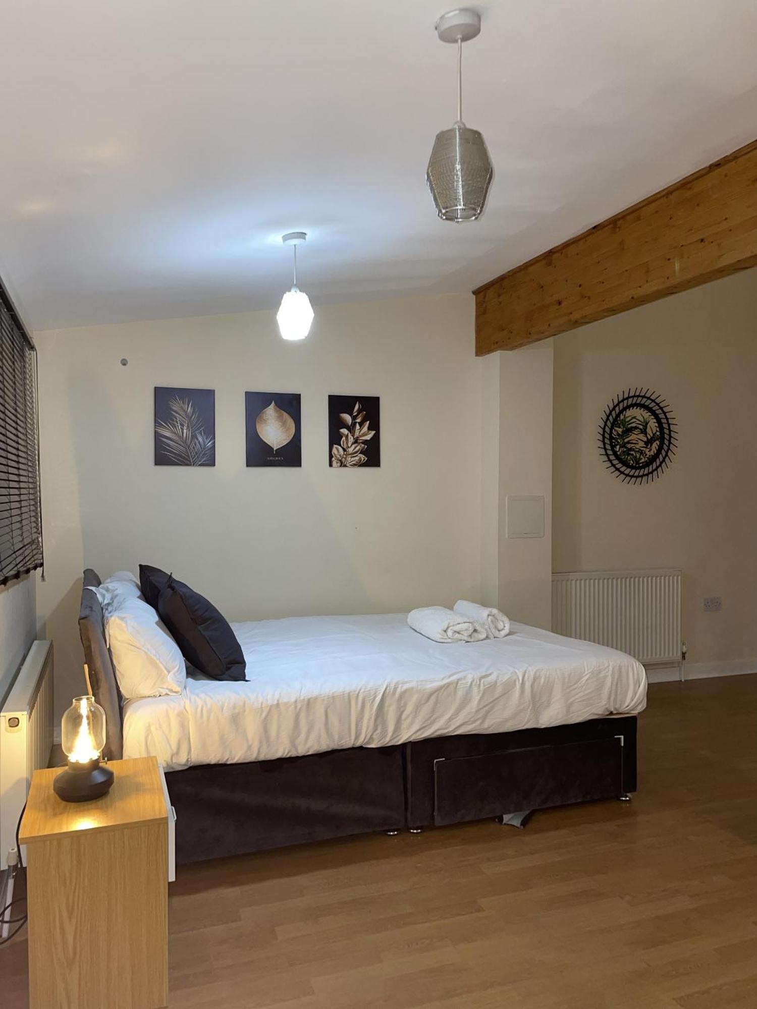 Luxury 2 Bed Apartment - Near Heathrow, Legoland, Windsor Slough Exterior photo